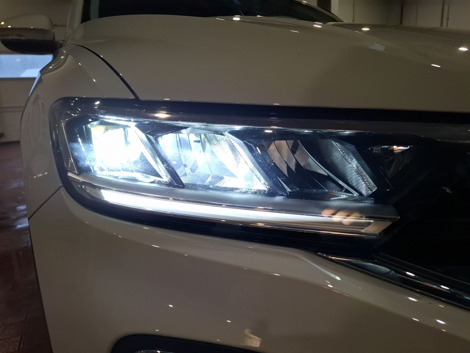 Fahrzeugabbildung Volkswagen T-Roc TSI Life STH LED Park-Assist SH LM