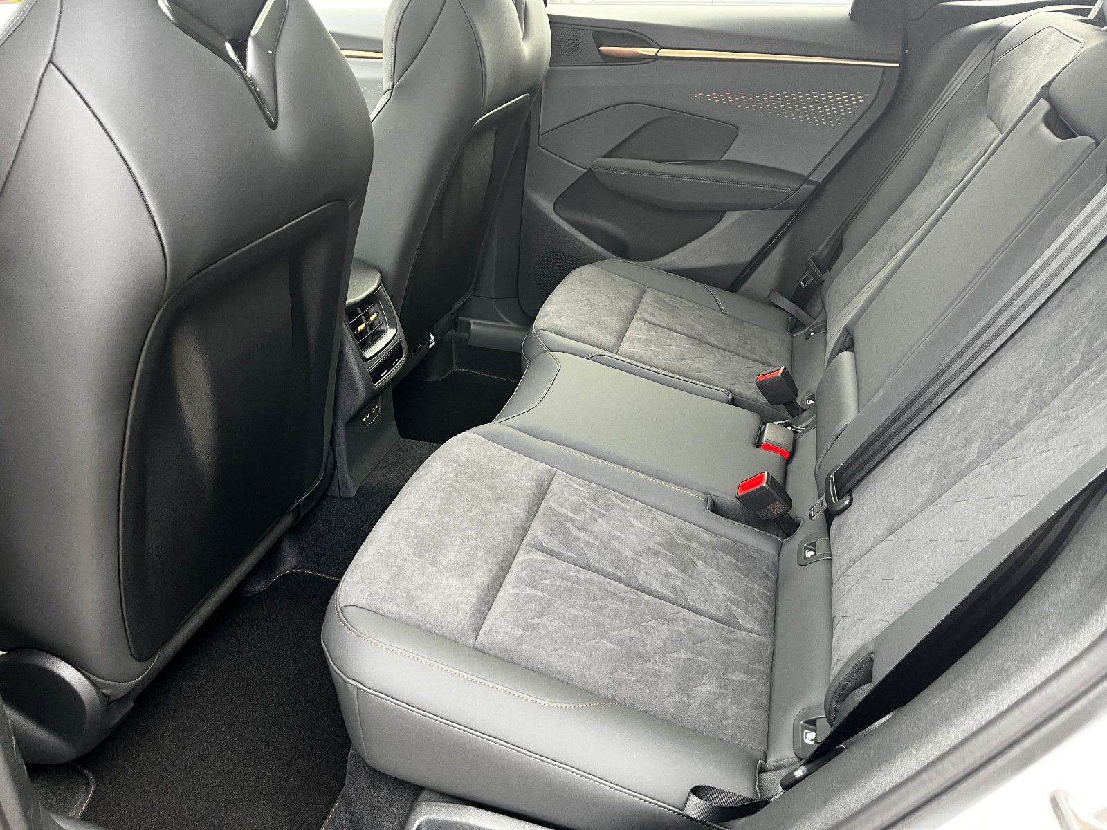 Fahrzeugabbildung CUPRA Terramar 2.0 TSI 4Drive VZ AHK PANO 20" SENN HUP