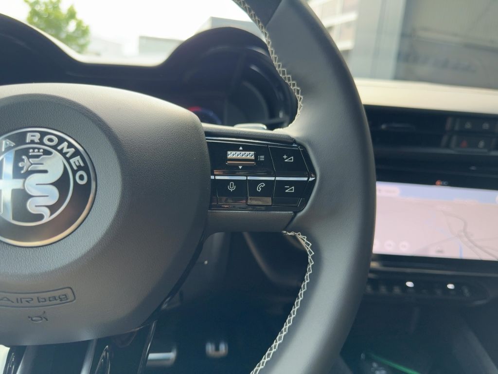 Fahrzeugabbildung Alfa Romeo Junior Ibrida Sport Speciale MATRIX WINTER NAVI