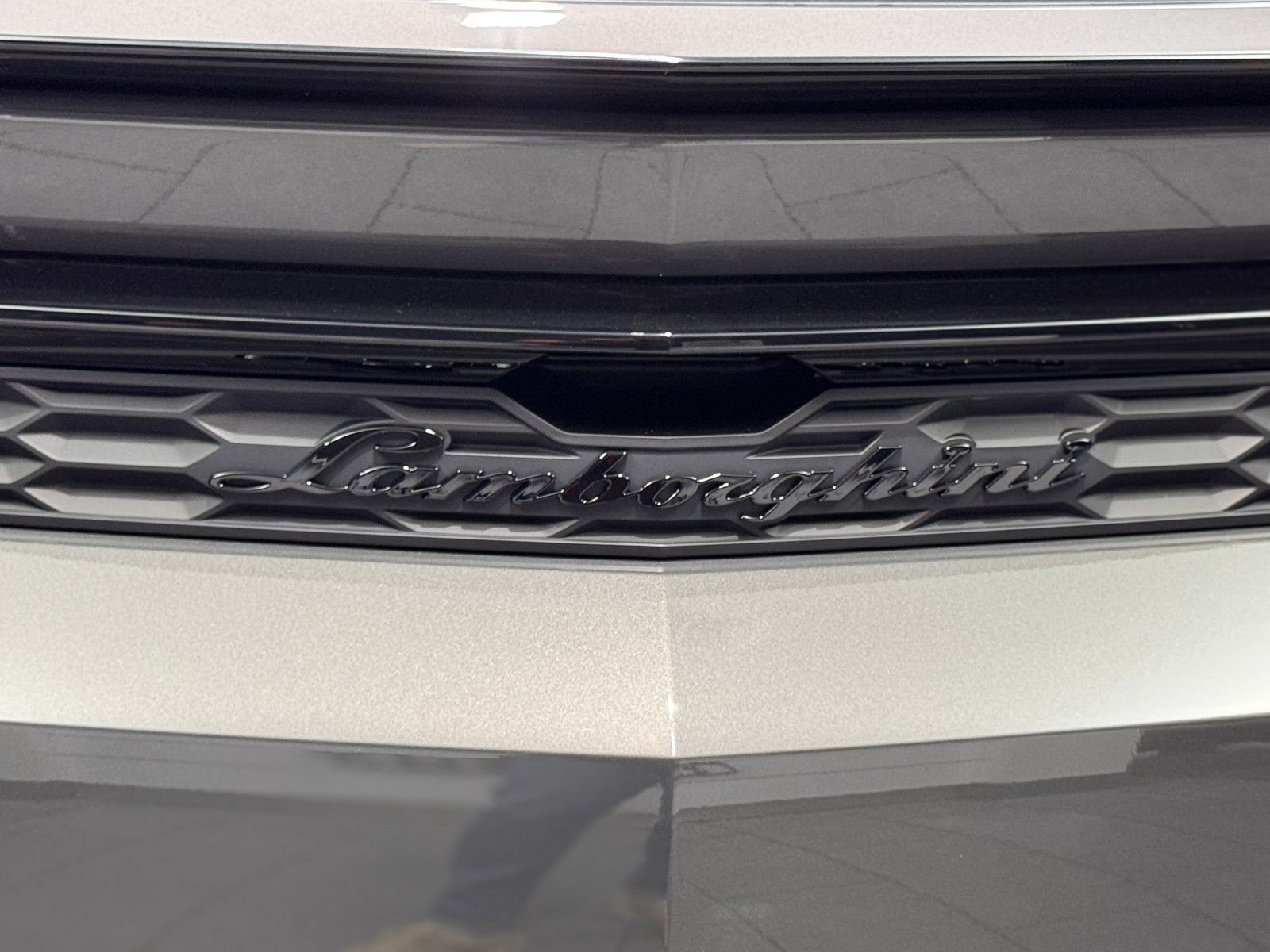 Fahrzeugabbildung Lamborghini URUS SE|BANG/OLUFSEN|PANO|MY25|BLANCO COC