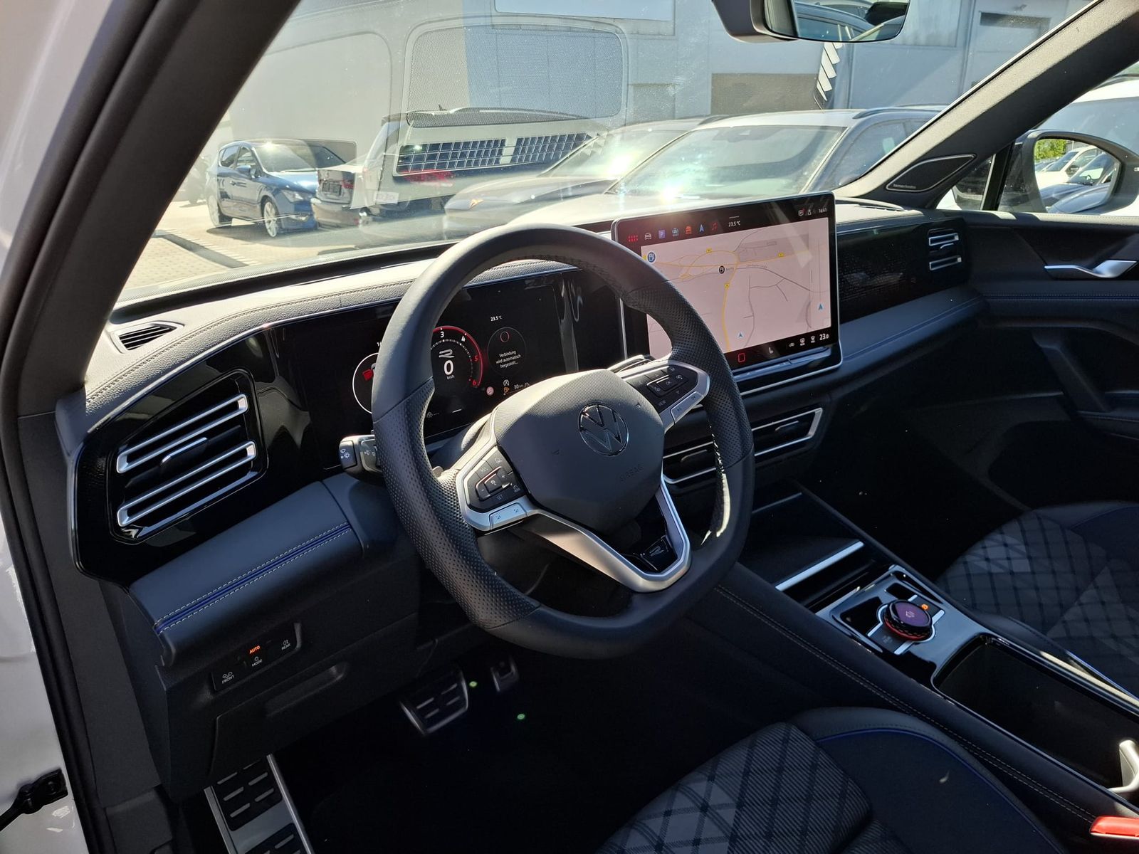 Fahrzeugabbildung Volkswagen Tiguan 2.0 TDI 4M R-Line BLACK*PAN*HK*AHK*MATRIX