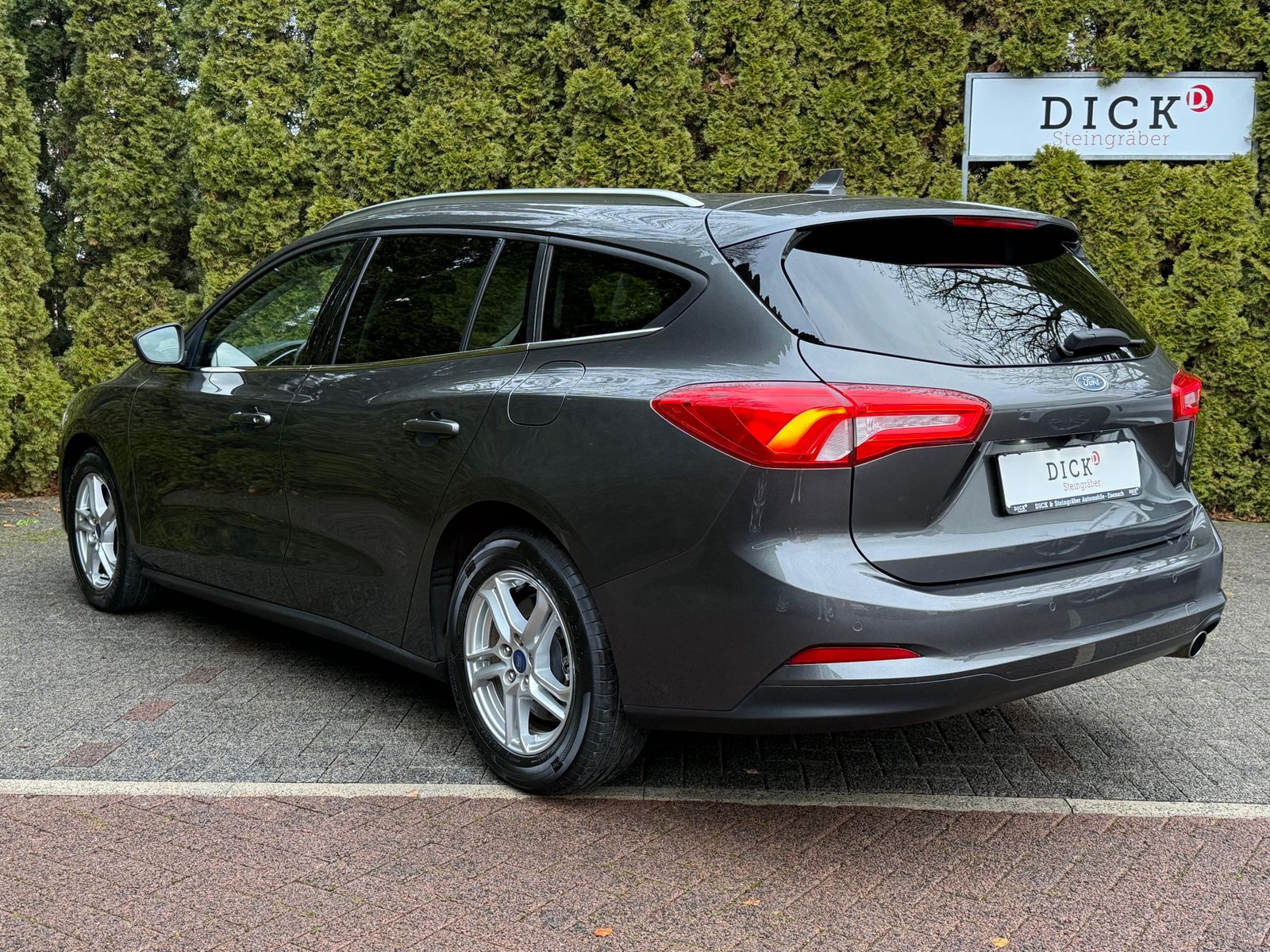 Fahrzeugabbildung Ford Focus 1.5 TDCi Aut. Cool&Connect LED+NAV+AHK+KAM