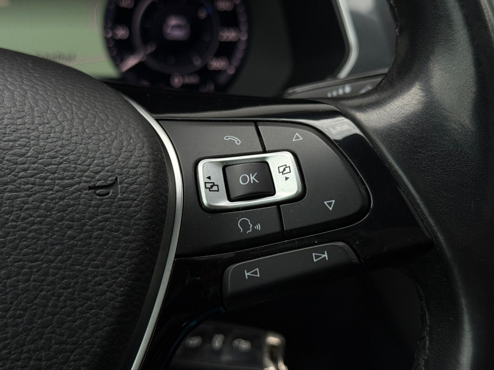 Fahrzeugabbildung Volkswagen Tiguan Highline 4Motion ACC AHK Nav SHZ Pano LED