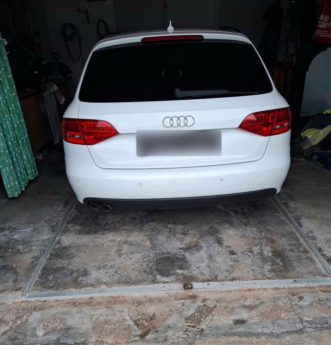 Audi A4 2010 — engine