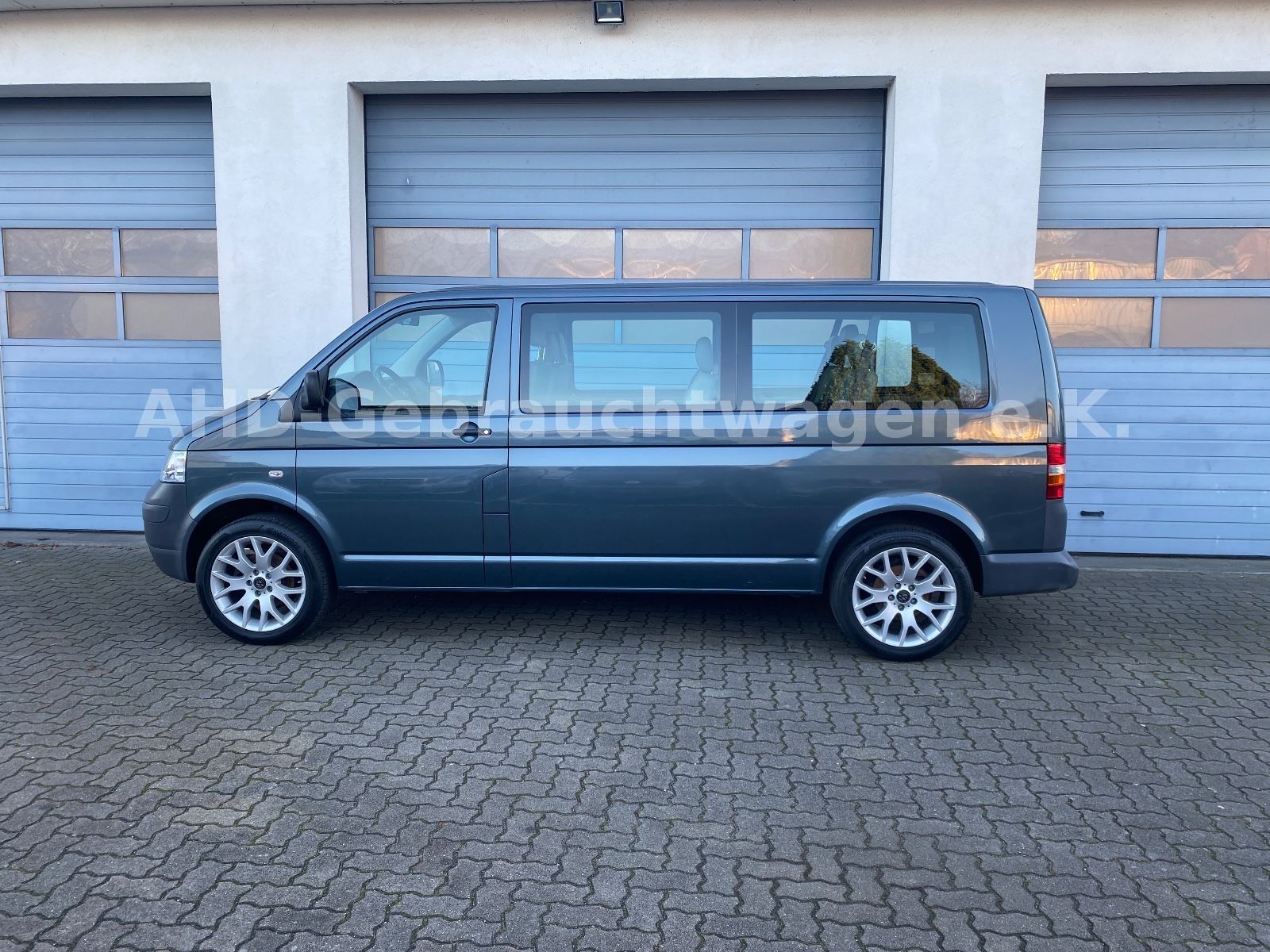 Fahrzeugabbildung Volkswagen T5 Langer Radstand 1.9 TDI 9-Sitzer Klima AHK