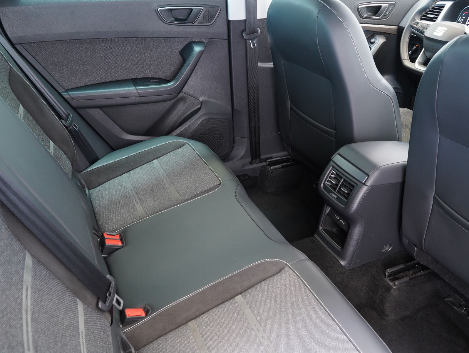 Fahrzeugabbildung SEAT Ateca 1.5 TSI ACT Xperience LED/NAVI/ACC/AHK