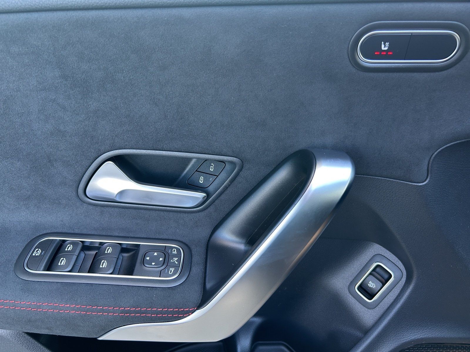 Fahrzeugabbildung Mercedes-Benz CLA 220 d Coupé AMG Pano DISTR KeyGo MULTIBEAM