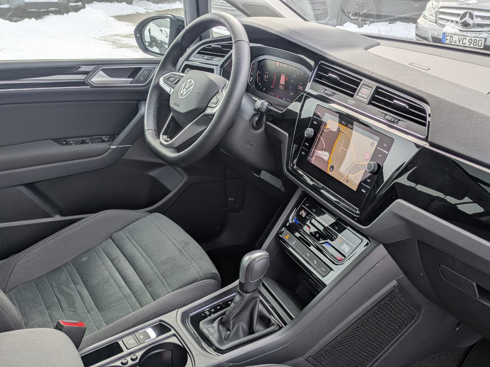 Fahrzeugabbildung Volkswagen Touran 2.0 DSG R-Line High. Pano 7-Si IQ.Dri AHK