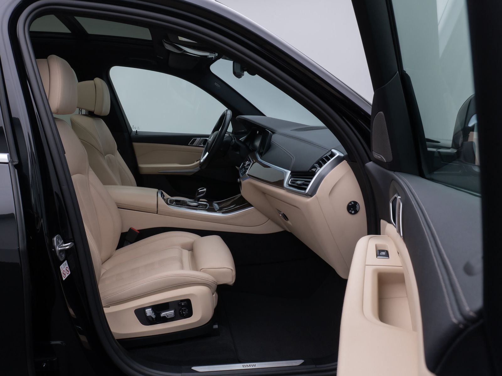 Fahrzeugabbildung BMW X5 xD45e XLine Panorama DAB H/K SoftCL AHK Sport