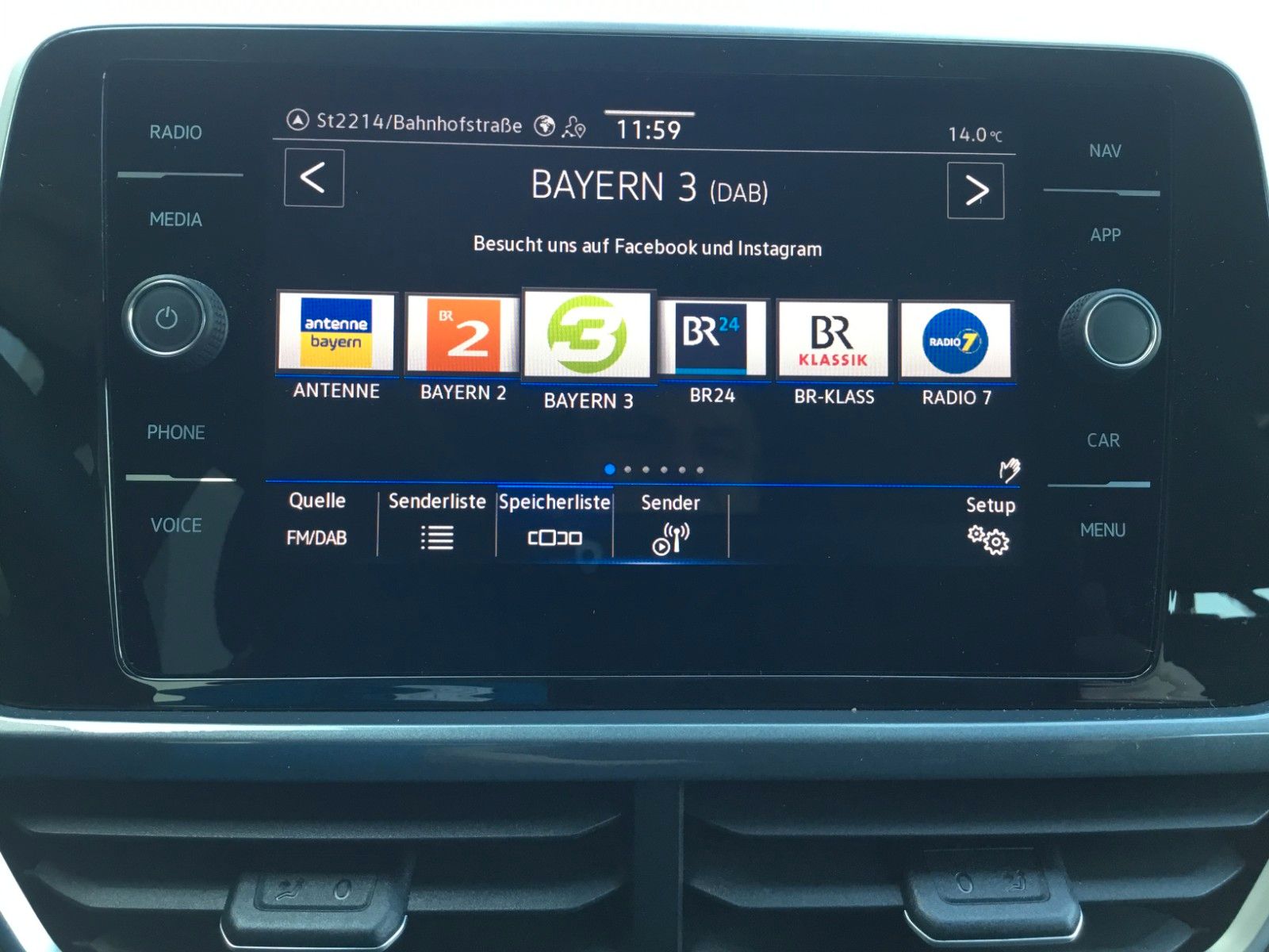 Fahrzeugabbildung Volkswagen T-Roc 1.5 TSI DSG Style+AHK+MatrixLED+ACC+Pano