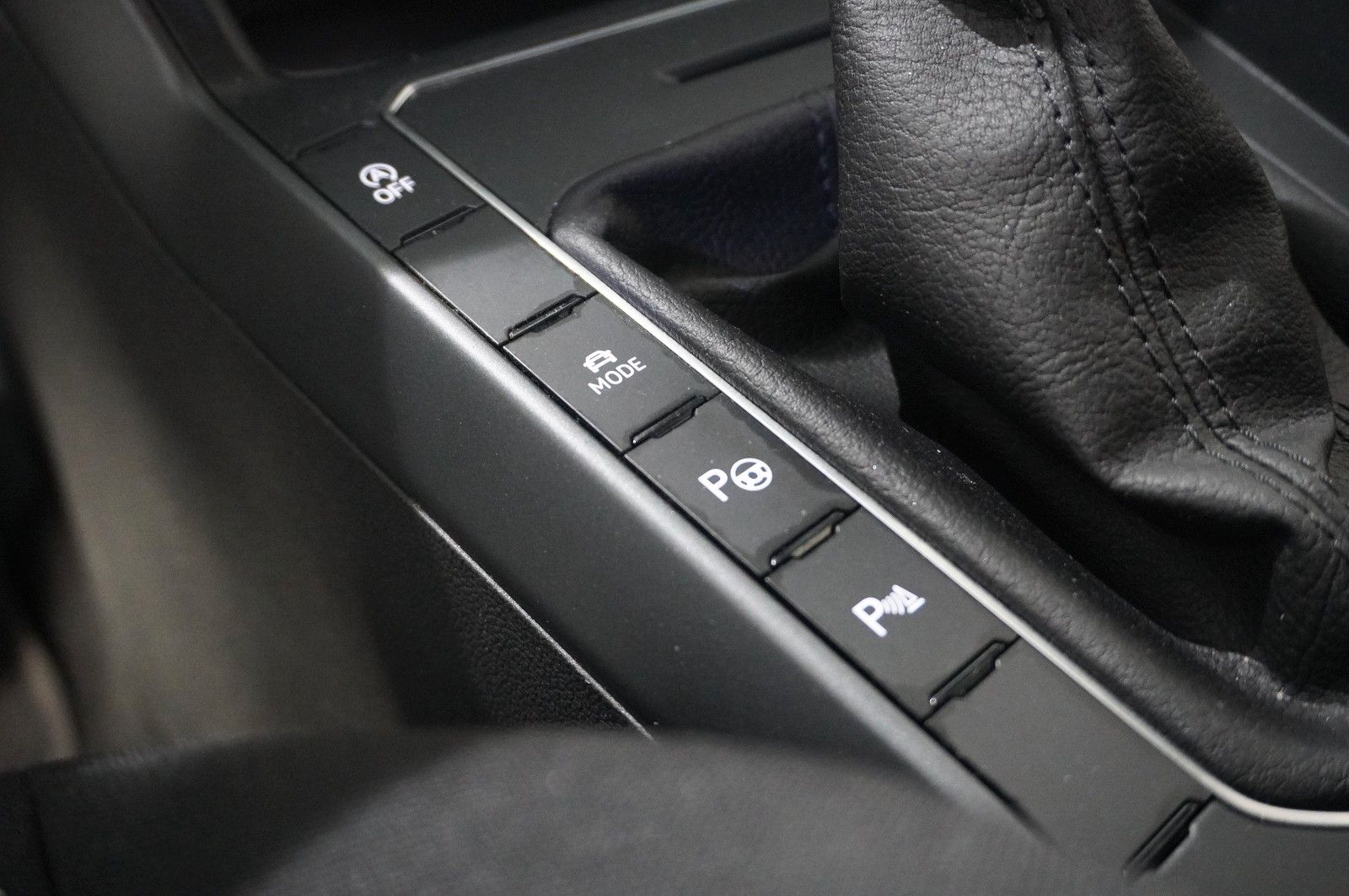 Fahrzeugabbildung Volkswagen Taigo 1.0 TSI R-LINE DSG NAVI/LED/KAMERA/SH/DAB+