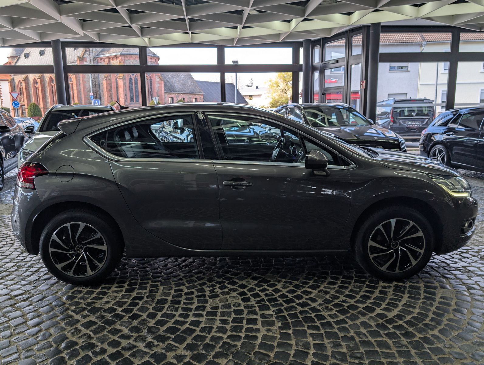 Fahrzeugabbildung DS Automobiles DS4 1.2 PureTech Basis MFL KAM TEMP SHZ PDC ALU1