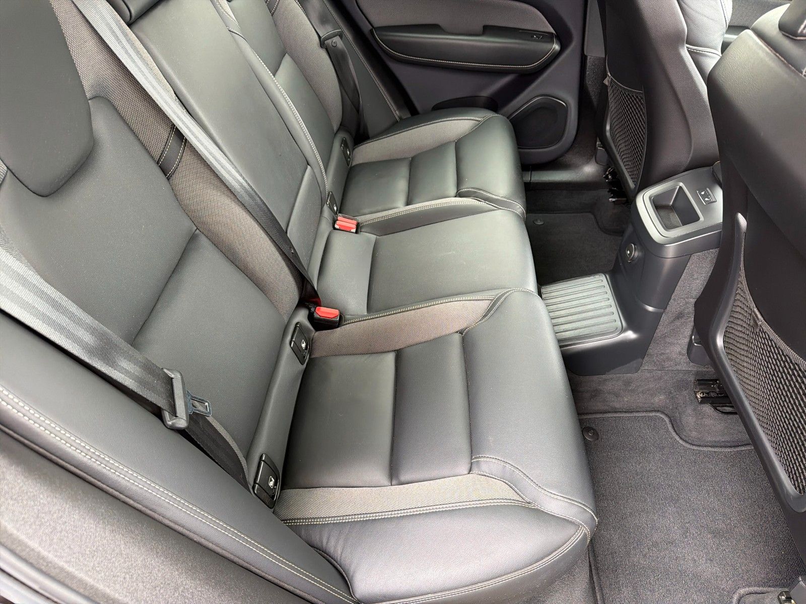 Fahrzeugabbildung Volvo XC60 R Design Recharge Plug-In Hybrid AWD
