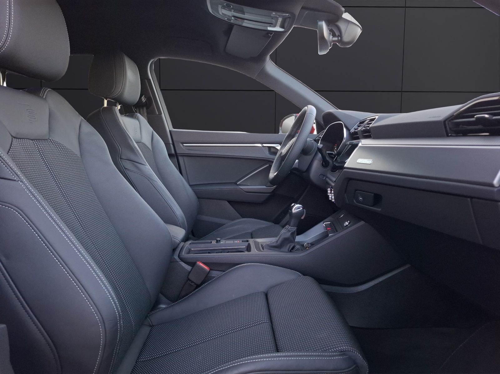 Fahrzeugabbildung Audi Q3 45 TFSI quattro S-Line S-tronic Standhzg Matr