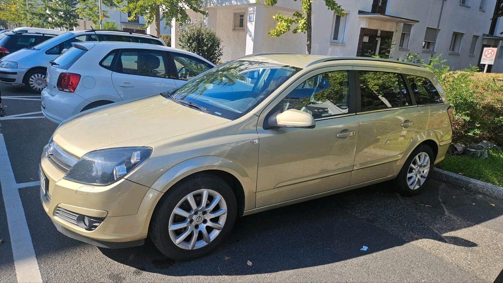 Opel Astra 2004 — rear view