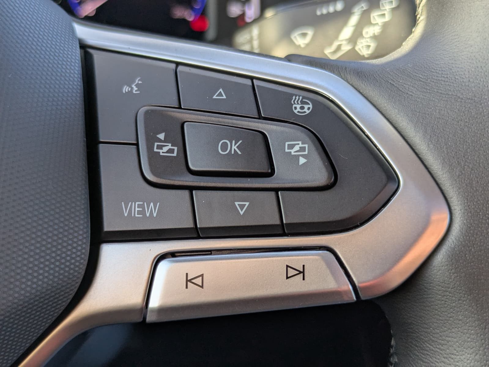 Fahrzeugabbildung Volkswagen Touran 2.0 DSG R-Line High. Pano 7-Si IQ.Dri AHK