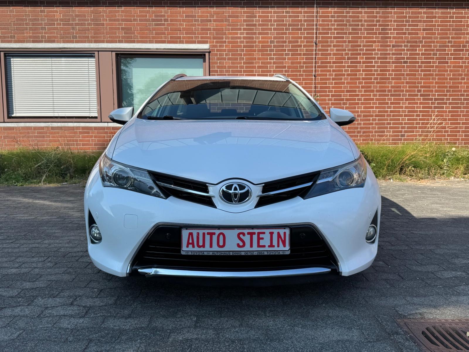 Toyota Auris 2015 — rear view