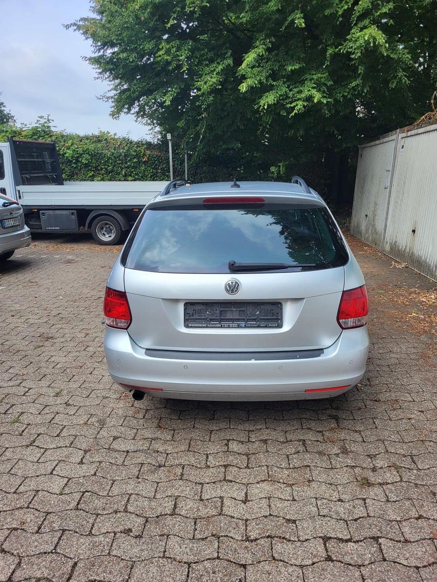 Volkswagen Golf 2012 — rear view