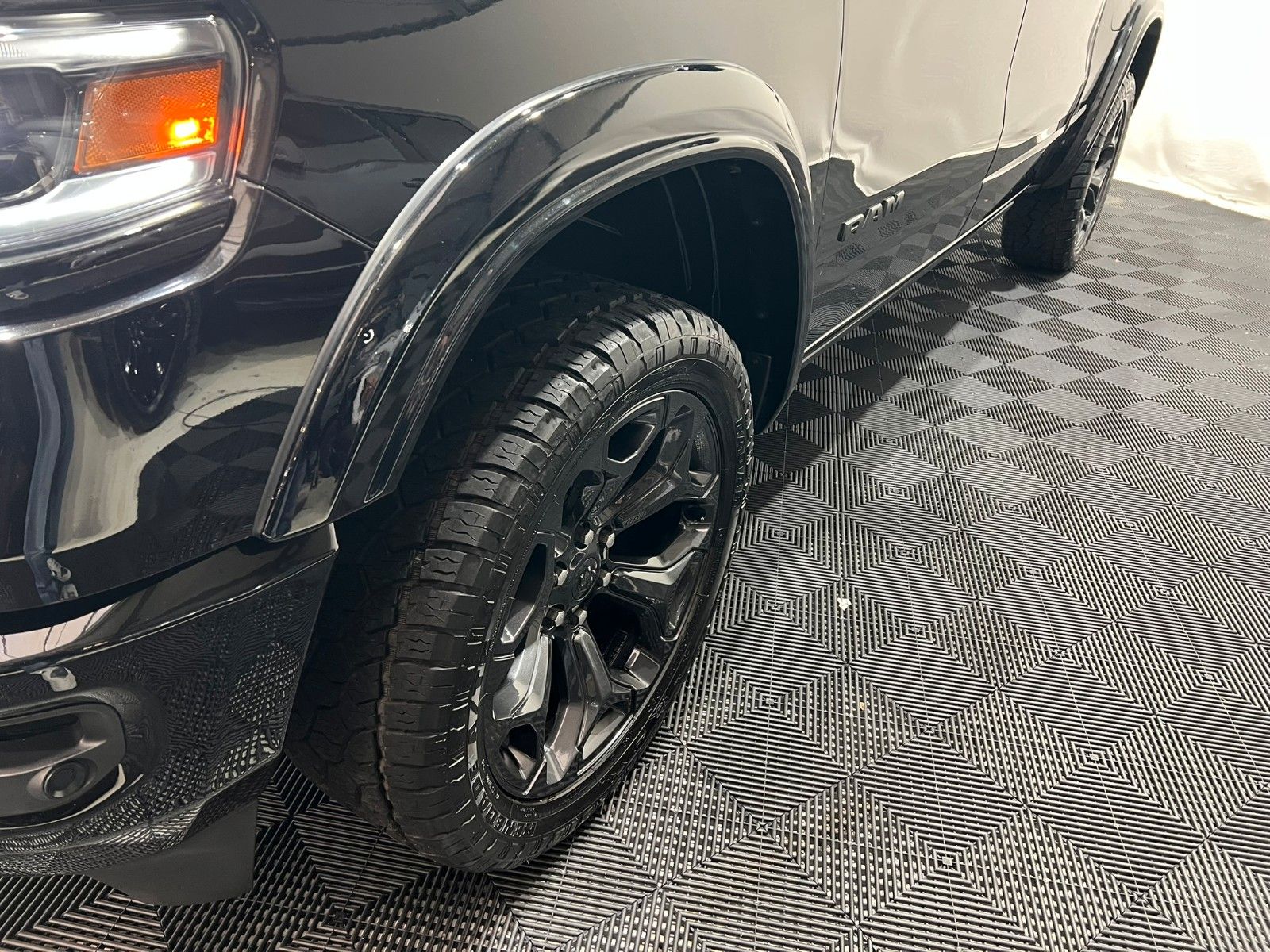 Fahrzeugabbildung Dodge RAM  1500 LIMITED NIGHT CREW CAB 4X4 *RTR UMBAU*