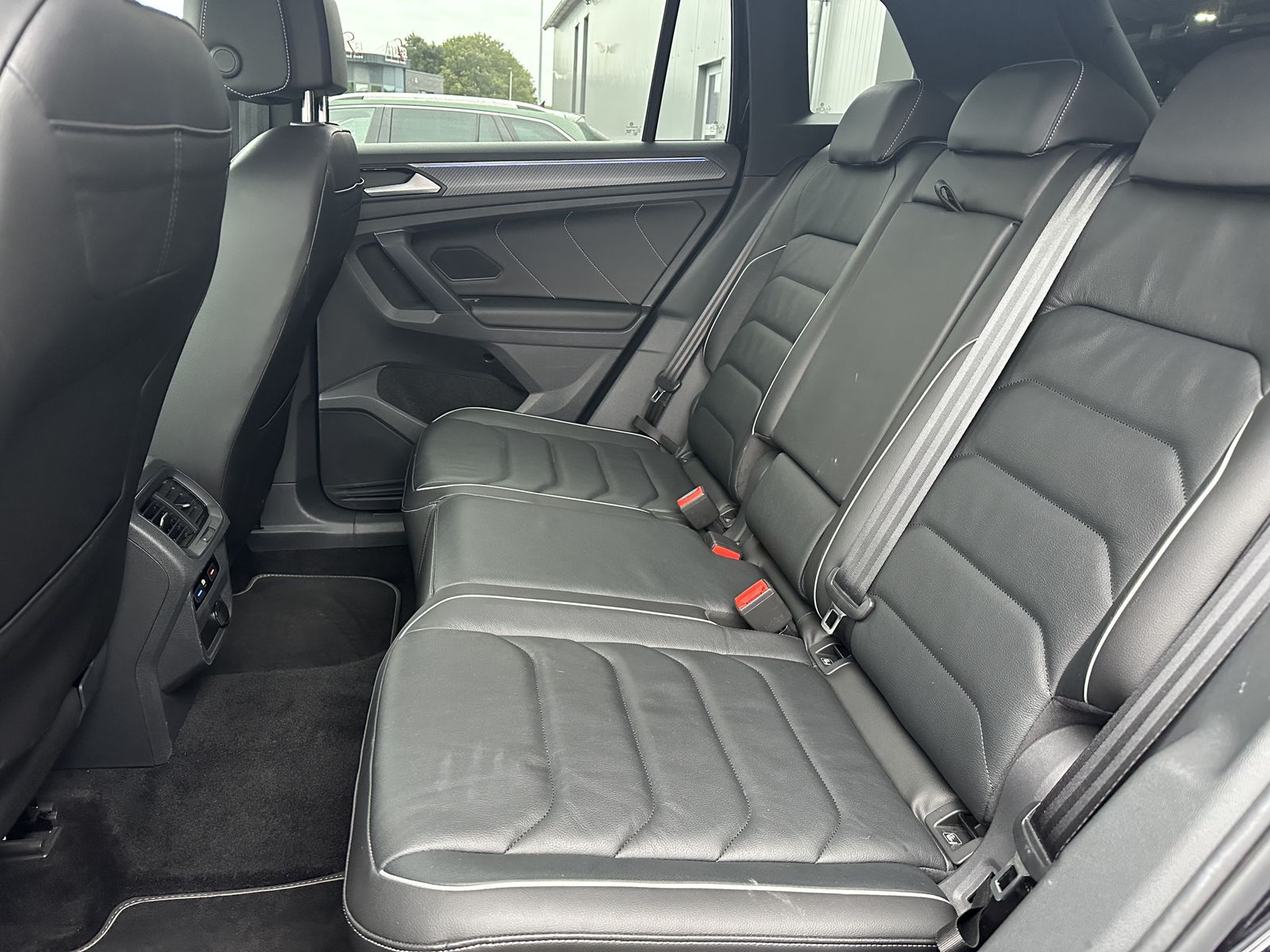 Fahrzeugabbildung Volkswagen Tiguan 2.0 TDI DSG R-Line Black NAV+IQ-LIGHT+ACC