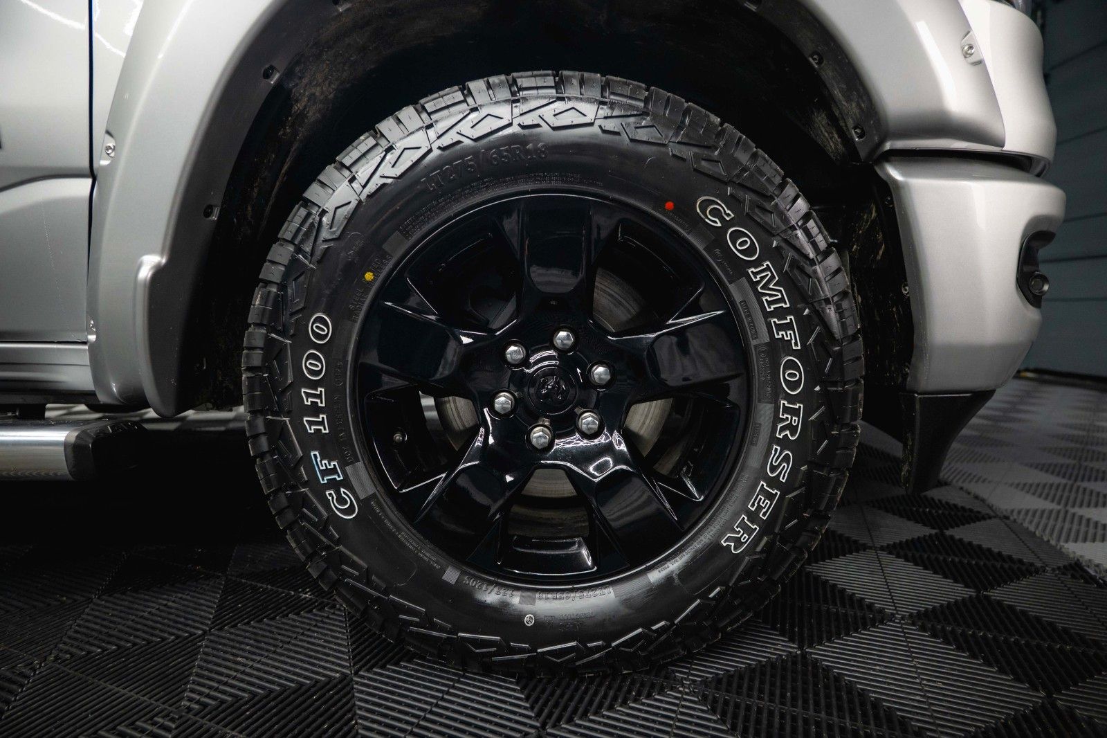 Fahrzeugabbildung Dodge RAM 5.7 V8 HEMI 4x4 OFFROAD Night-Paket *LED*19%