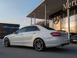 Mercedes-Benz E 63 AMG PERF.  PANO. HK. MB-HISTORIE. WIE NEW - Mercedes-Benz E 63 AMG mit Benzin-Antrieb: Alcantara, mit Navigationssystem, Limousine