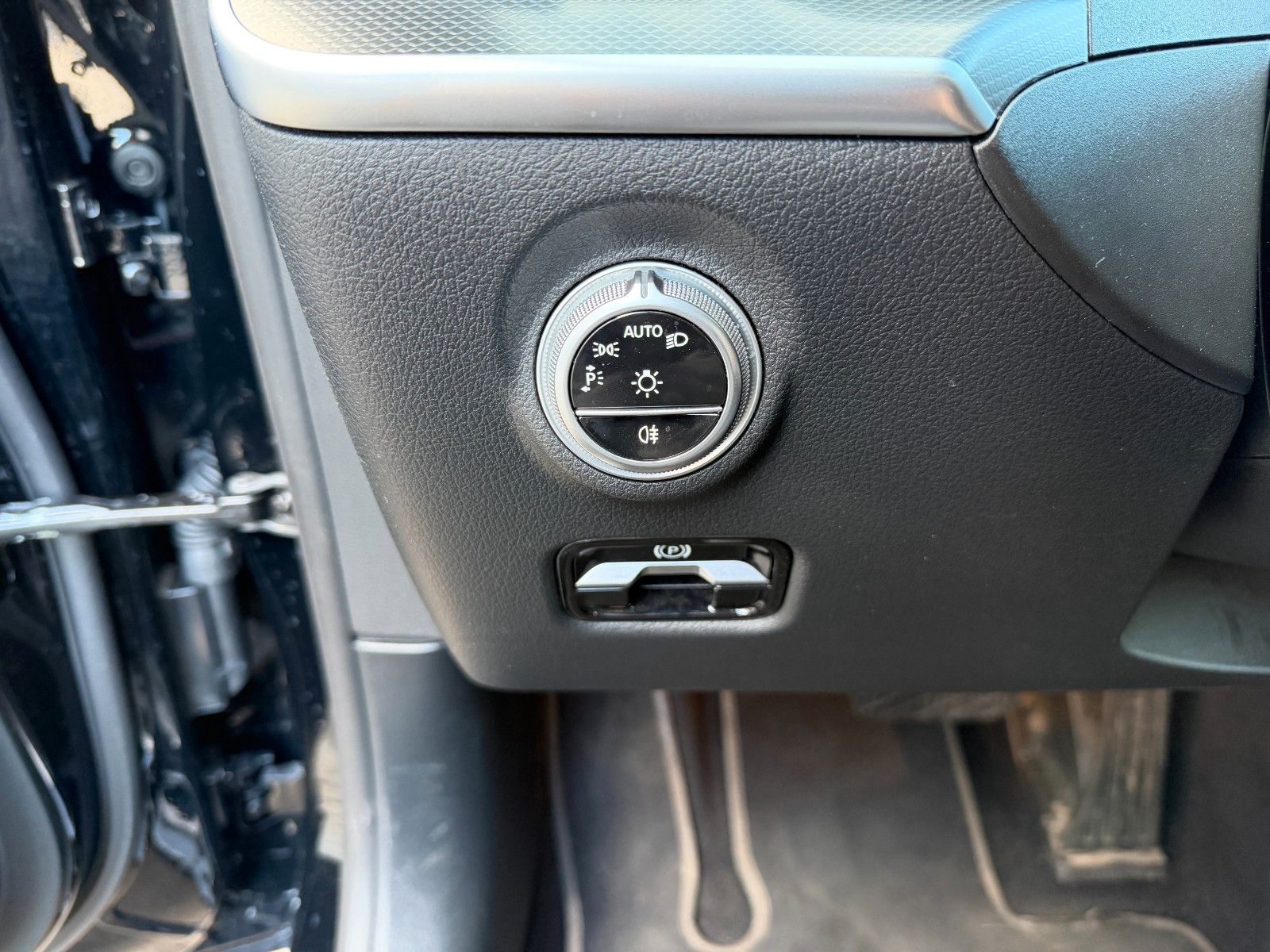 Fahrzeugabbildung Mercedes-Benz C 200d T Avantgarde+AHK+Ambiente+RKamera+MBUX+