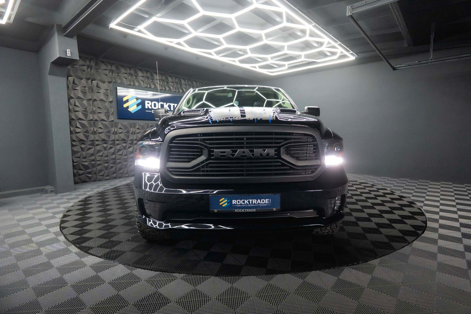 Fahrzeugabbildung Dodge RAM 5.7 V8 HEMI 4x4 OFFROAD Night LONGBED RAMBOX