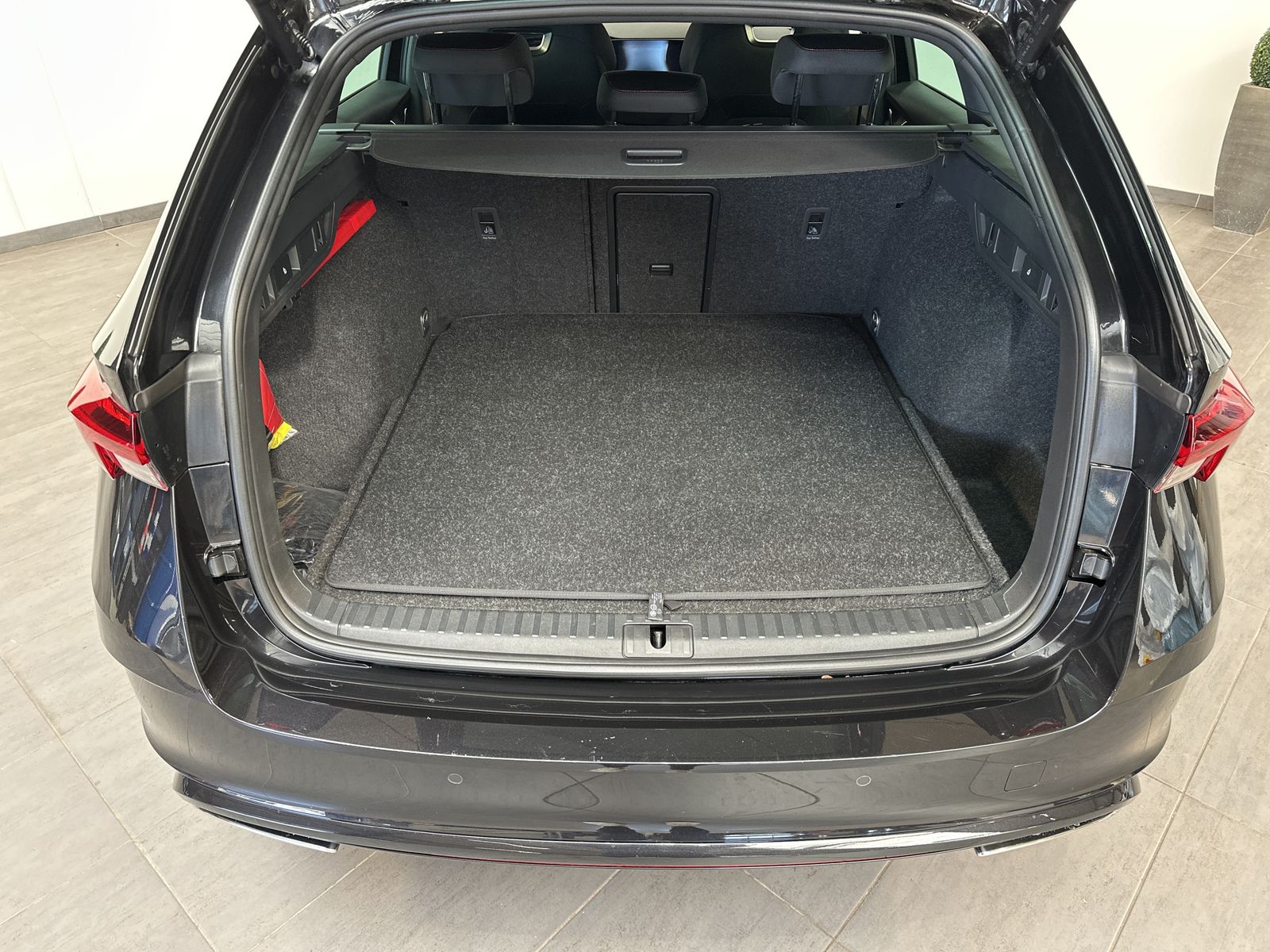 Fahrzeugabbildung SKODA Octavia Combi 2.0 TSI DSG RS NAV+LED+CANTON+VC