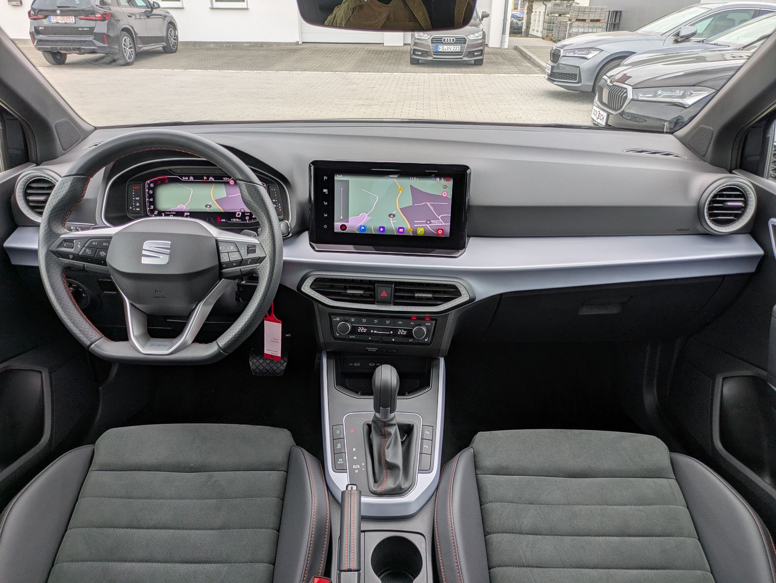 Fahrzeugabbildung SEAT Arona 1.0 TSI FR DSG AHK*ACC*LED*APP*DAB*KAMERA