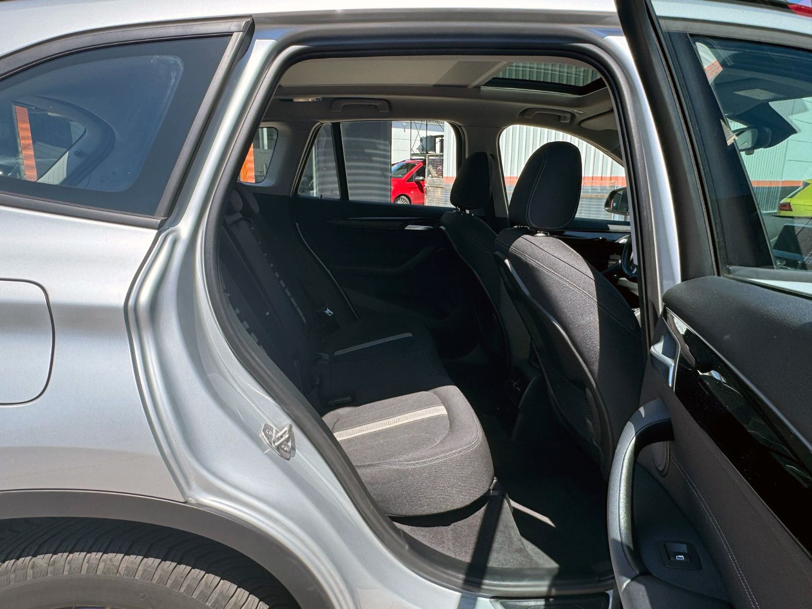 Fahrzeugabbildung BMW X1 xDrive 20i Sport-Line Temp. HUD PANO KAM PDC