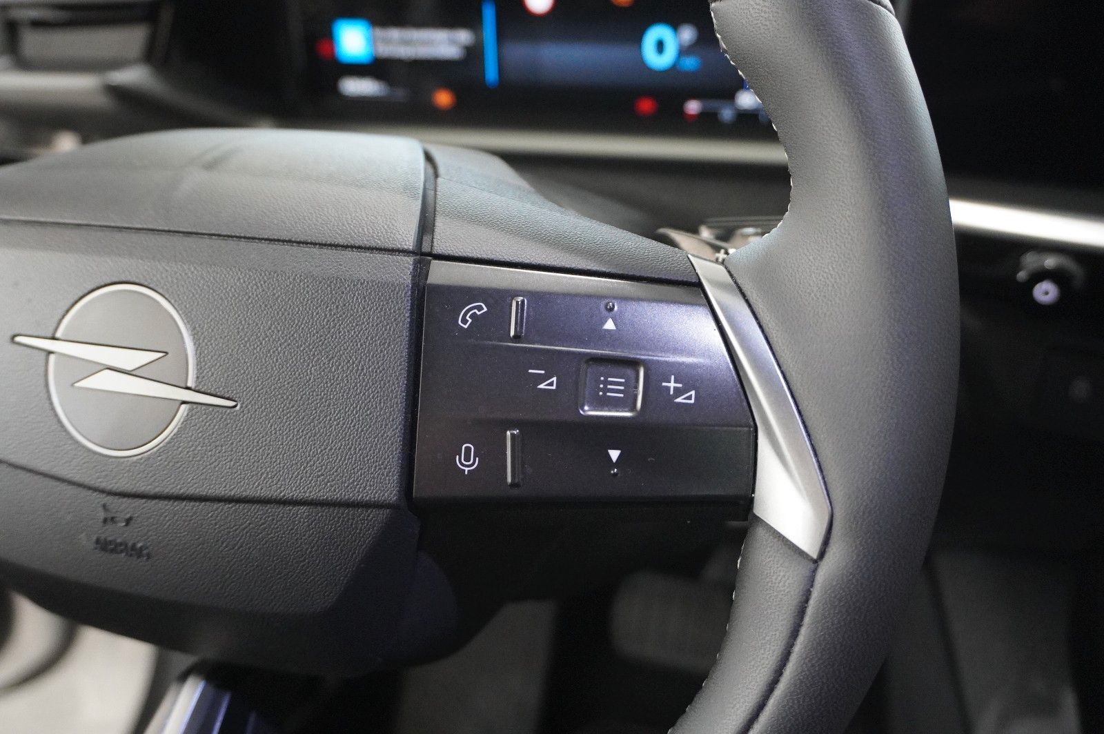 Fahrzeugabbildung Opel Grandland 1.2 48V HYBRID EDIT. NAVI/LED/KAMERA
