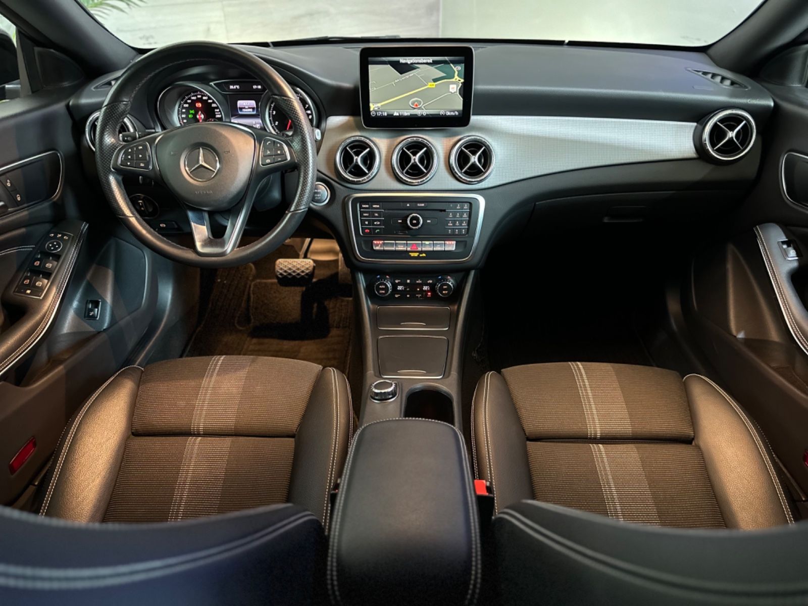 Fahrzeugabbildung Mercedes-Benz CLA 220 ShootingBrake*Black-Pa*4Matic*LED *Ambi