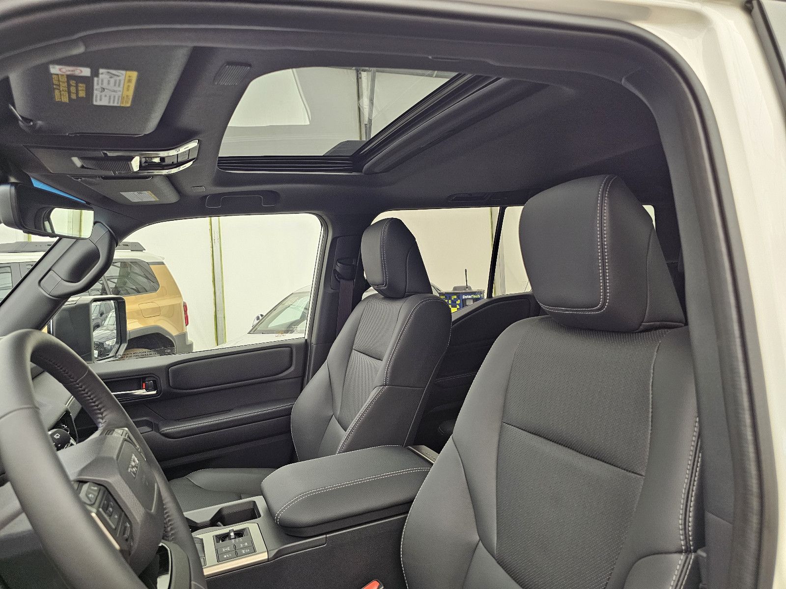 Fahrzeugabbildung Toyota Land Cruiser Premium Hybrid T1 72.000EUR! Stock!