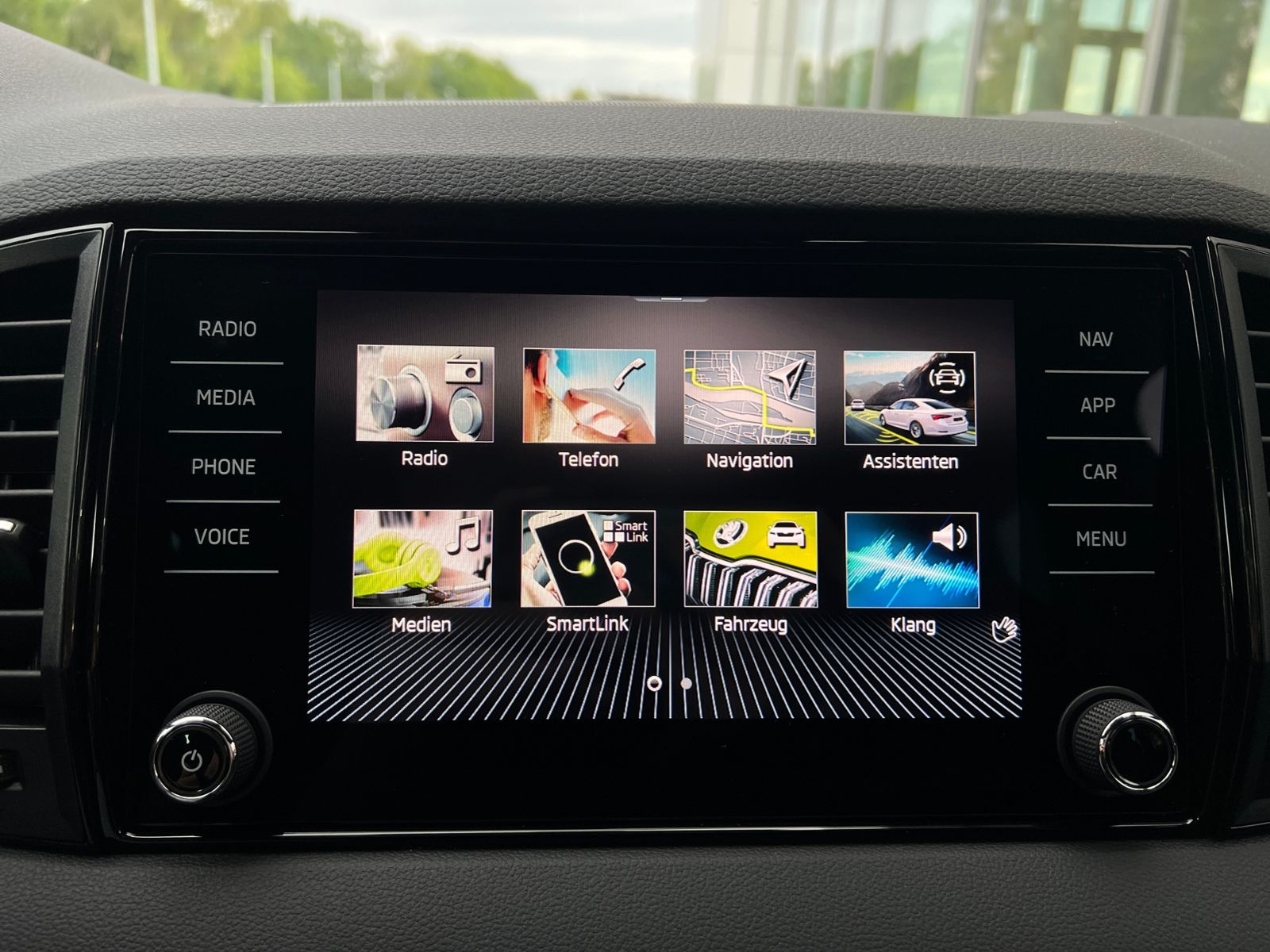 Fahrzeugabbildung SKODA Karoq Sportline 2.0 TSI 4x4 DSG *CANTON, AHK, 19