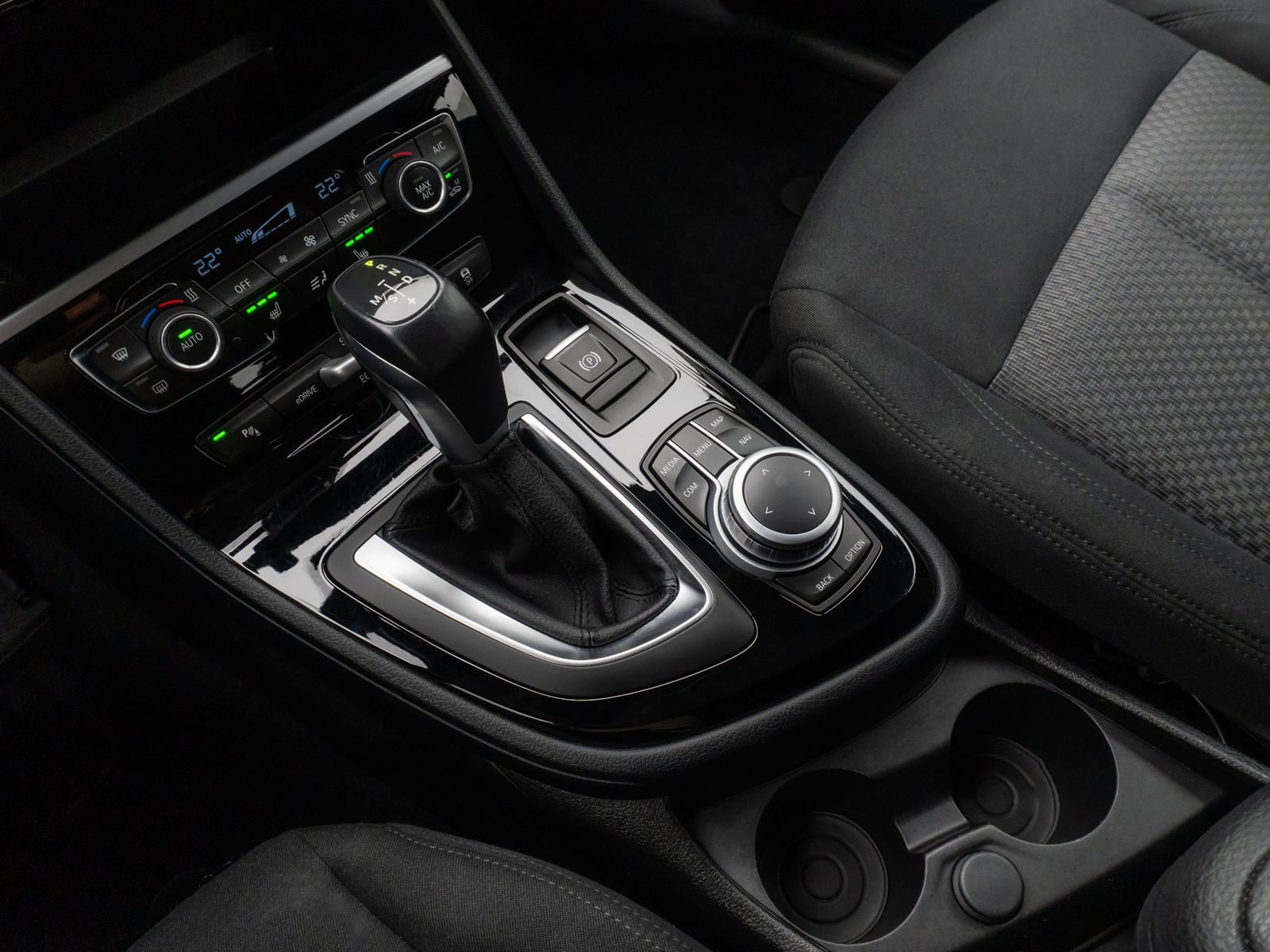 Fahrzeugabbildung BMW 225 Active Tourer iPerf ACC Kamera HUD DAB 18"