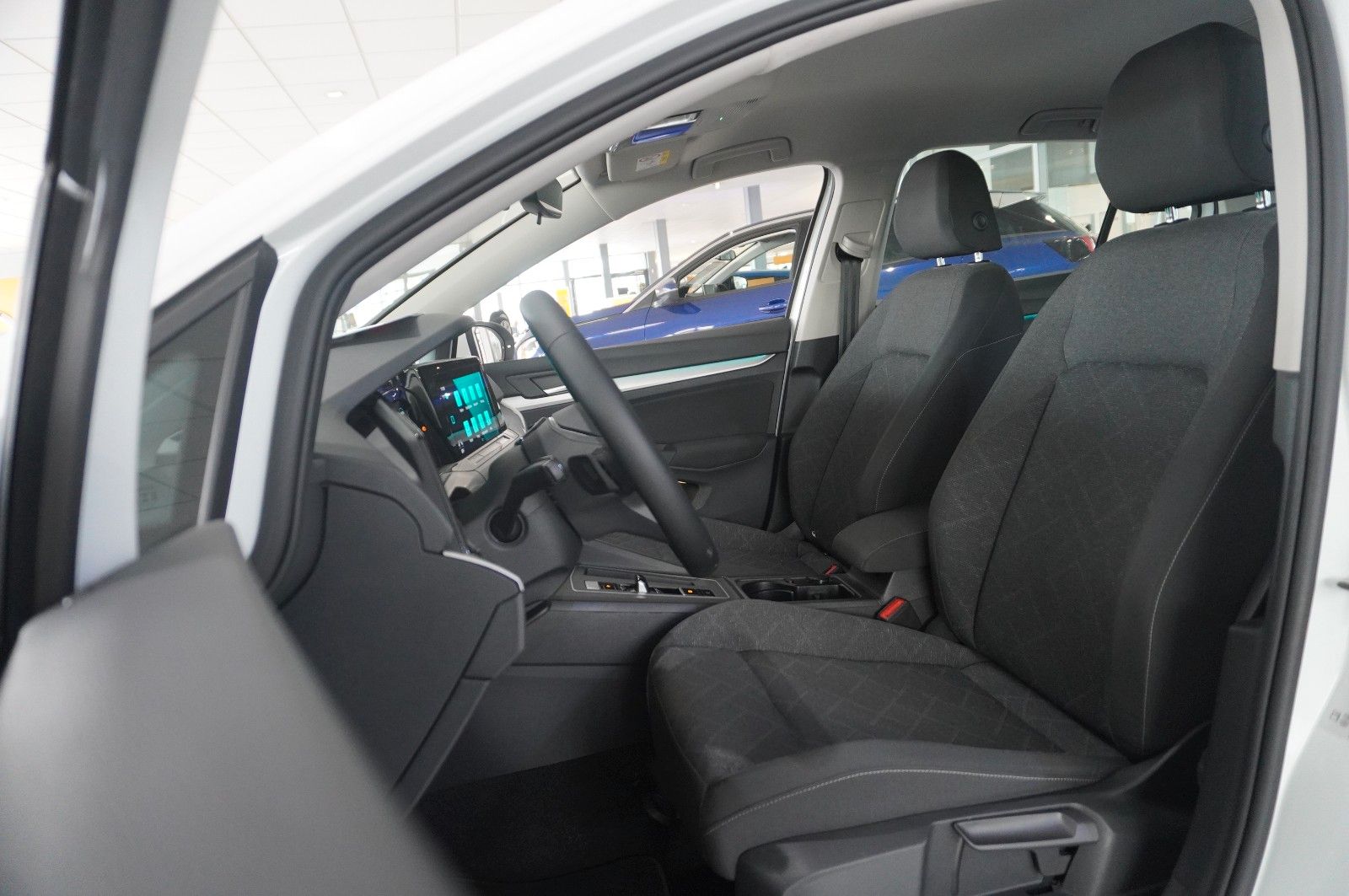 Fahrzeugabbildung Volkswagen Golf VIII Lim. 2.0 TDI LIFE DSG NAVI/LED/VIRTU.