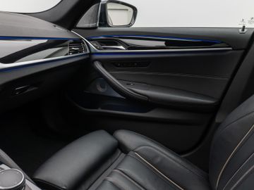 Fahrzeugabbildung BMW 540d xDr Tour HUD ACC Pano 360° Bowers & Wilkins