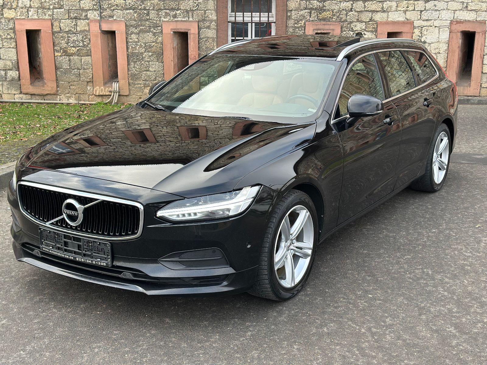 Fahrzeugabbildung Volvo V90 KOMBI GEARTRONIC MOMENTUM*PANO+LEDER*