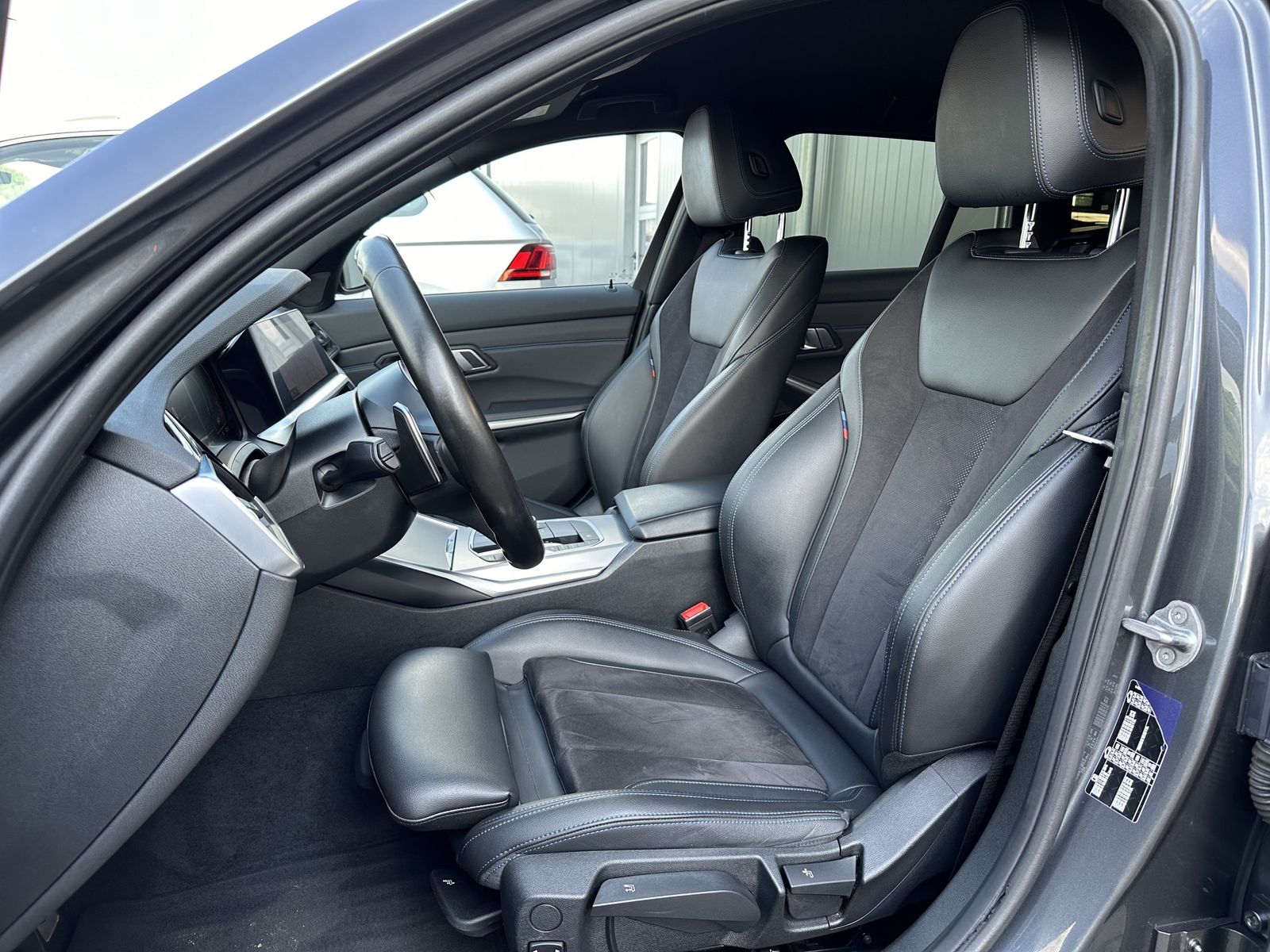 Fahrzeugabbildung BMW 320d Touring M-Sport NAV+LASER+ACC+HEAD-UP+19ZO