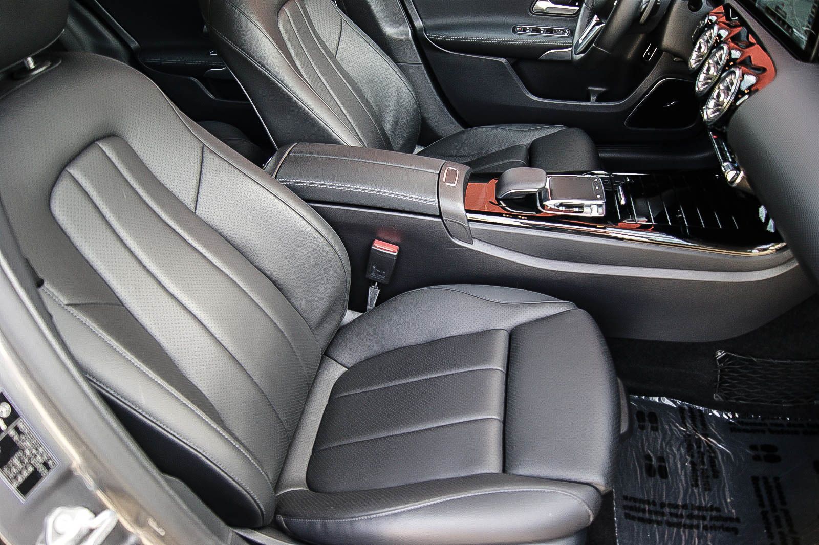 Fahrzeugabbildung Mercedes-Benz A 250e Lim Edition 19 BURMESTER GARAGENTORÖFFNER
