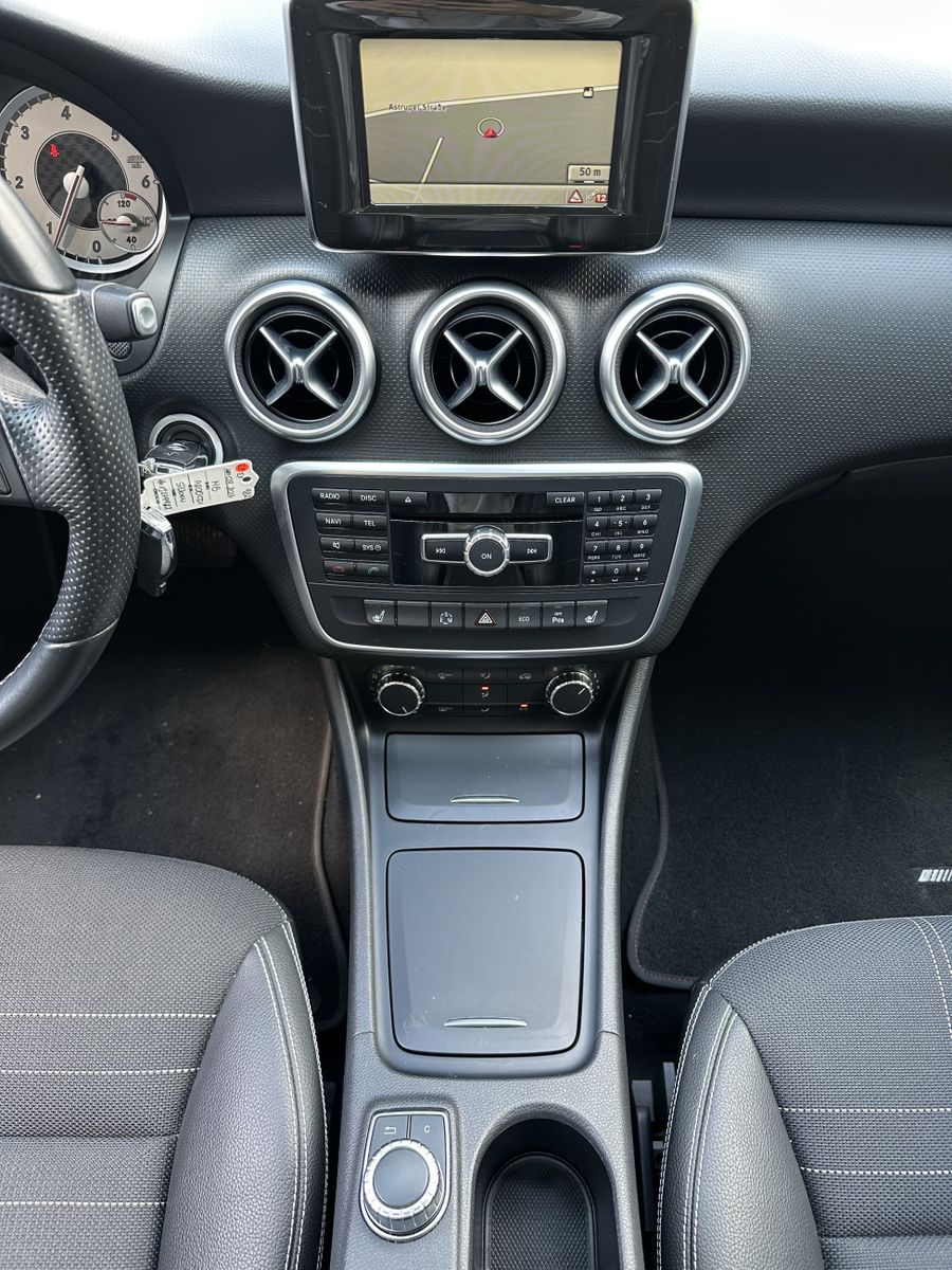 Fahrzeugabbildung Mercedes-Benz A 200 CDI Urban DCT NAV+XEN+SHZ+PANO+TEMPOMAT