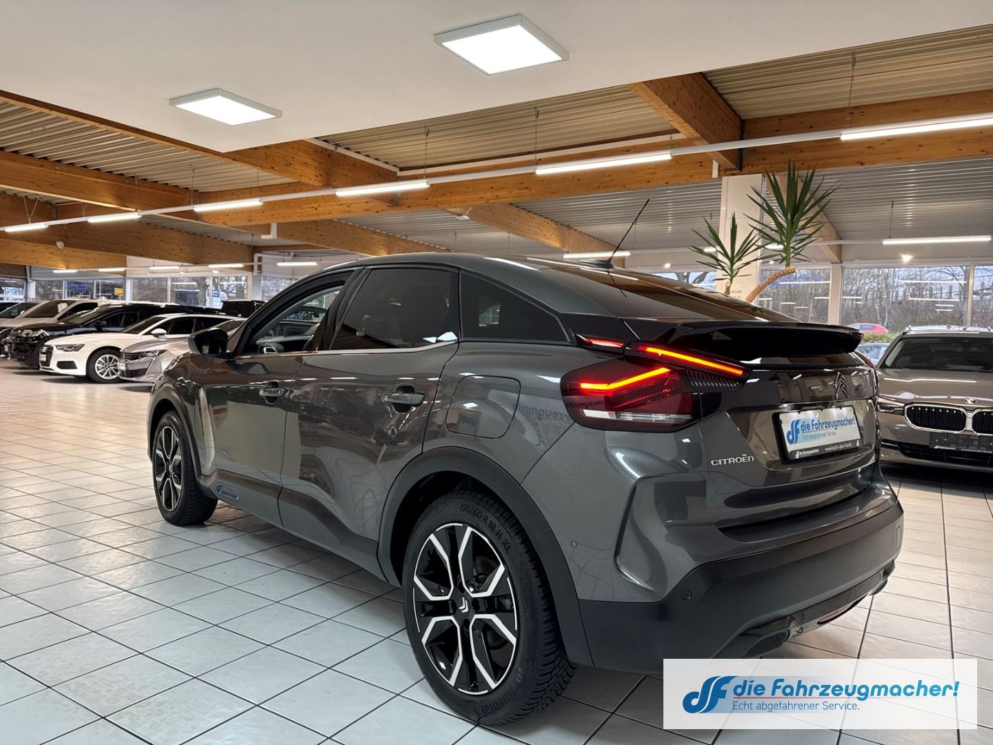 Fahrzeugabbildung Citroën C4 e- Shine HUD Navi 360 Kamera LED Apple CarPla