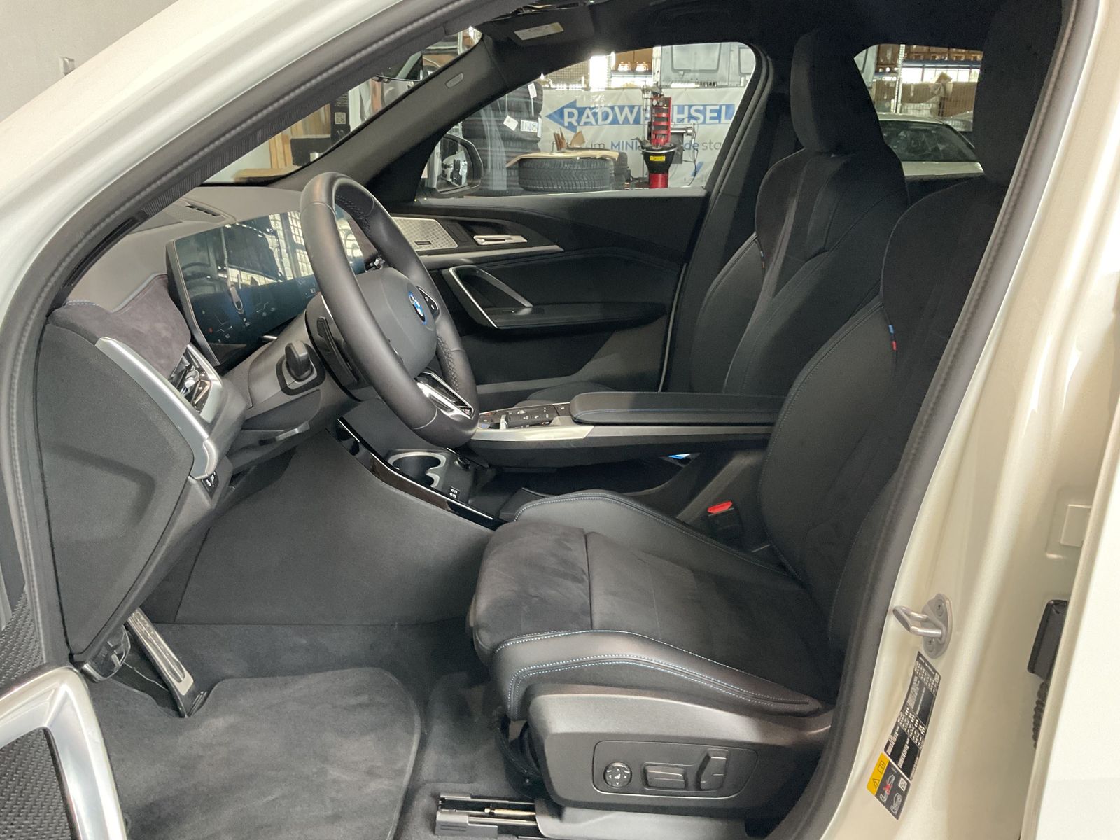 Fahrzeugabbildung BMW iX2 xDrive30 |M Sportpaket |Aktivsitz |19 M LMR