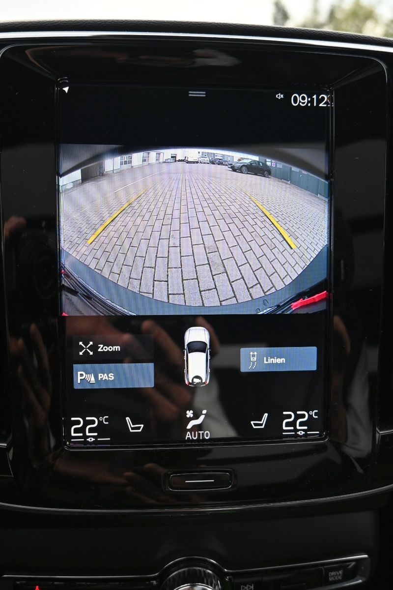 Fahrzeugabbildung Volvo XC40 T3 R Design *PANO*RFK*H&K*Leder*