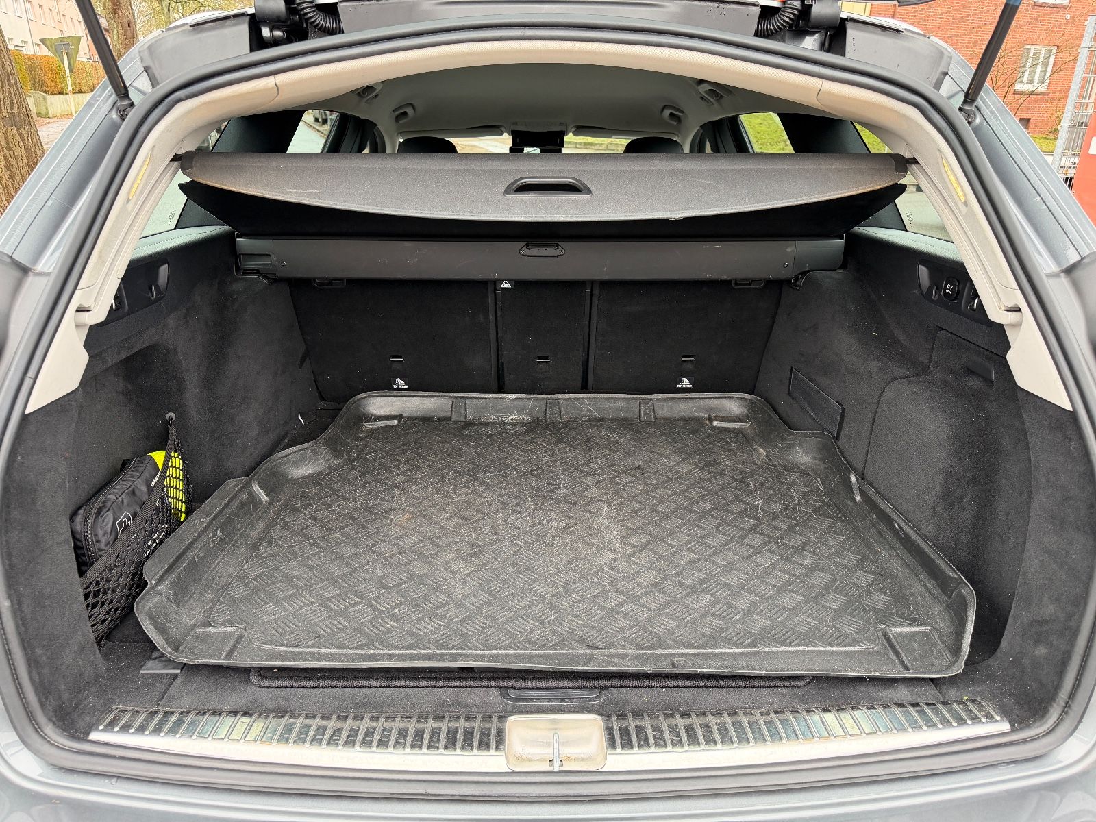 Fahrzeugabbildung Mercedes-Benz E 220d T Avantgarde LED*ACC*TEILLEDER*SHZ*AUTO