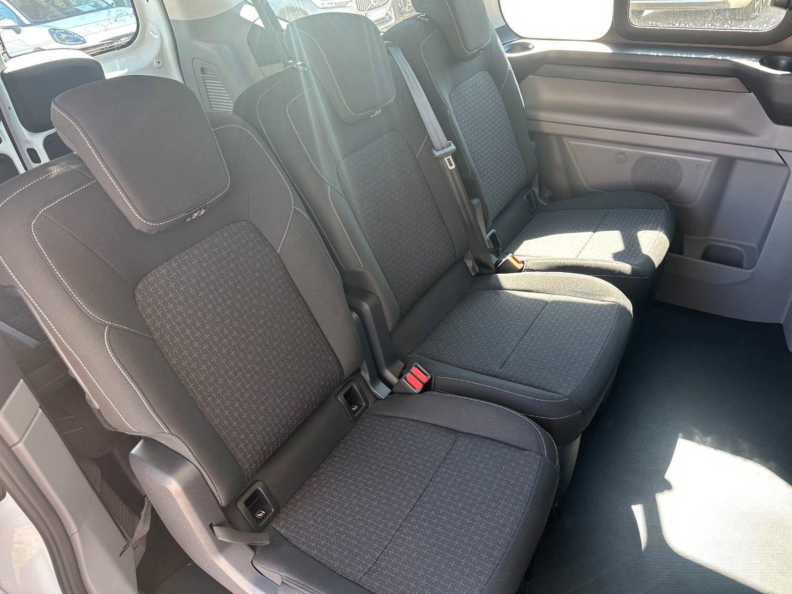 Fahrzeugabbildung Ford Transit Custom Kombi 320 L1 FWD Trend
