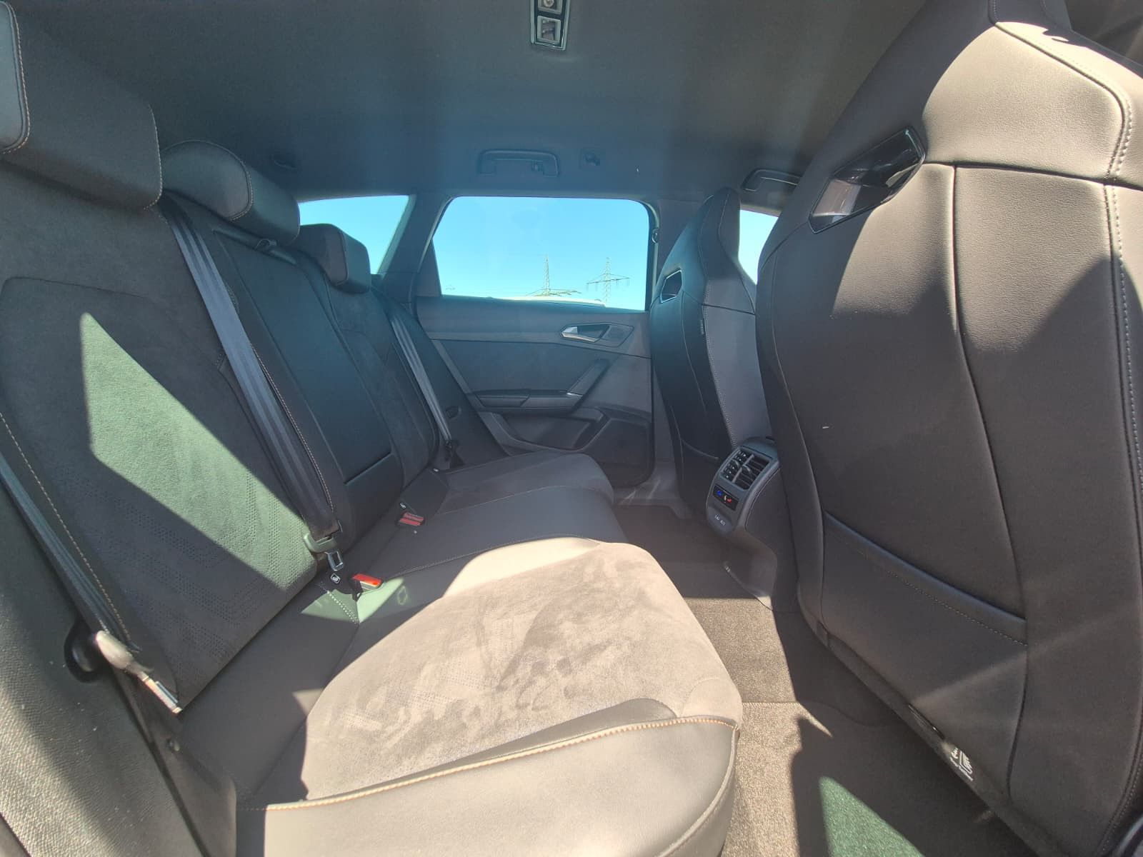 Fahrzeugabbildung CUPRA Leon 2.0 TDI DSG AHK*DYNAMICA*EDGE*LED*5JGARANT.