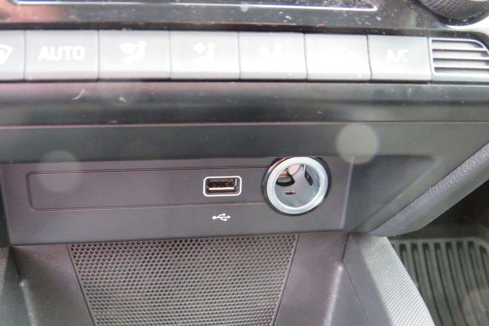 Fahrzeugabbildung SKODA Fabia Combi Ambition NAVI PDC GJ SITZH APP 1.HD