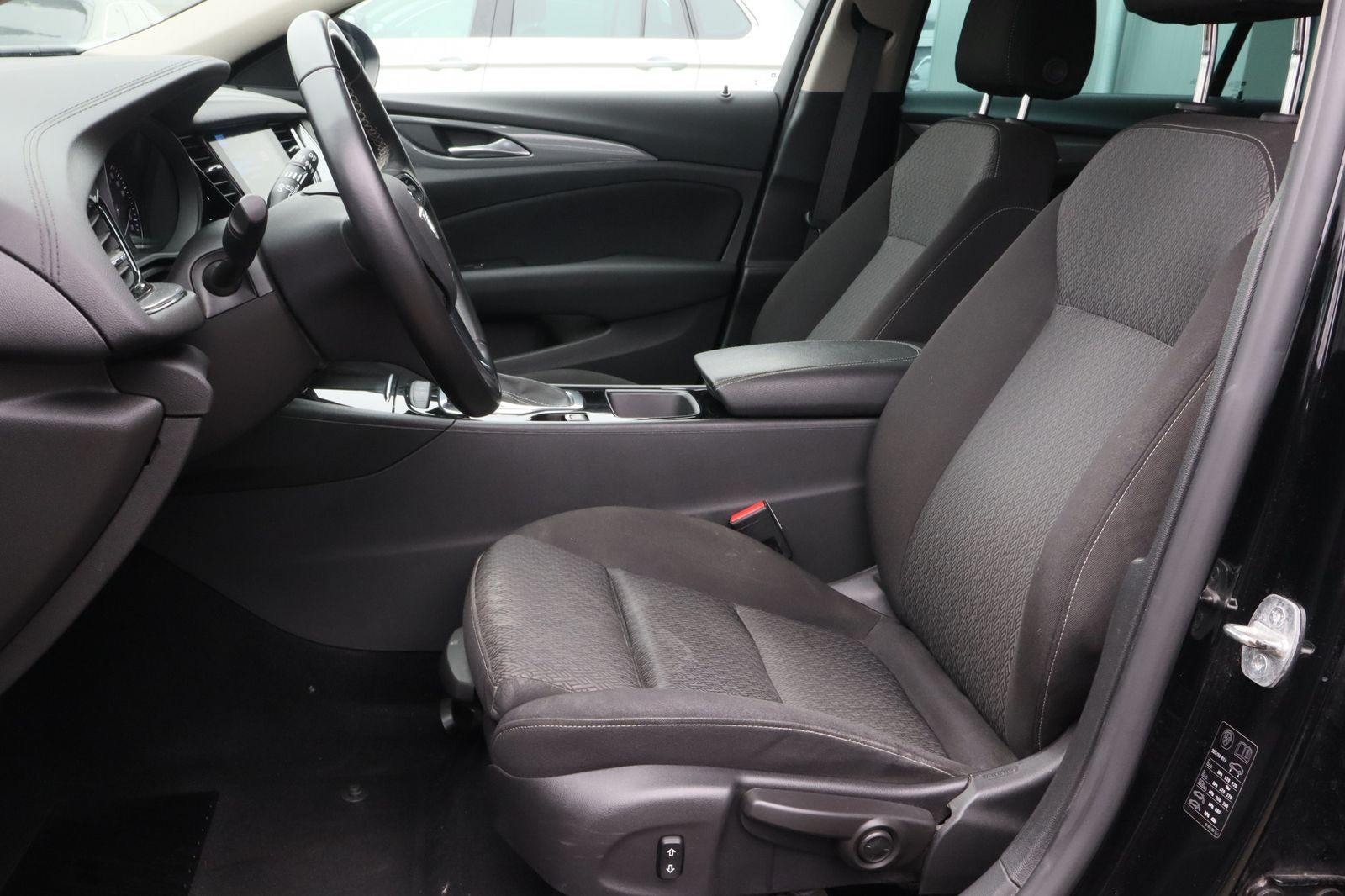 Fahrzeugabbildung Opel Insignia SpT 2.0 D Aut. Business NAV+KAM+SHZ+PP